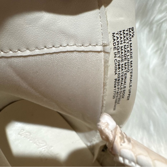 Universal Thread White Ankle Booties with Textured Design - Picture 8 of 8